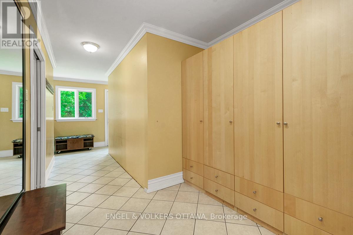 3 Mohawk Crescent, Ottawa, Ontario  K2H 7G7 - Photo 24 - X12422226