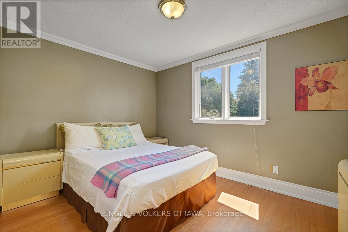 3 Mohawk Crescent, Ottawa, Ontario  K2H 7G7 - Photo 34 - X12422226