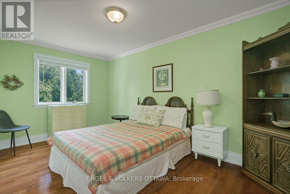 3 Mohawk Crescent, Ottawa, Ontario  K2H 7G7 - Photo 35 - X12422226