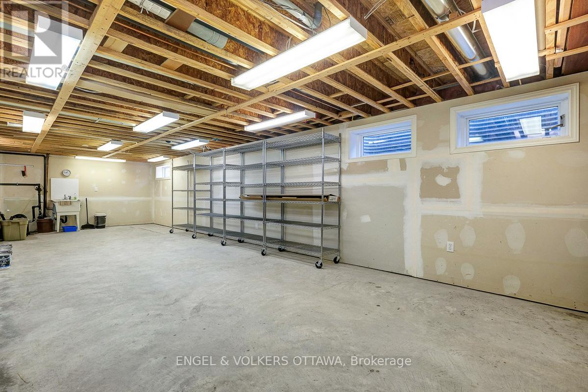 3 Mohawk Crescent, Ottawa, Ontario  K2H 7G7 - Photo 41 - X12422226