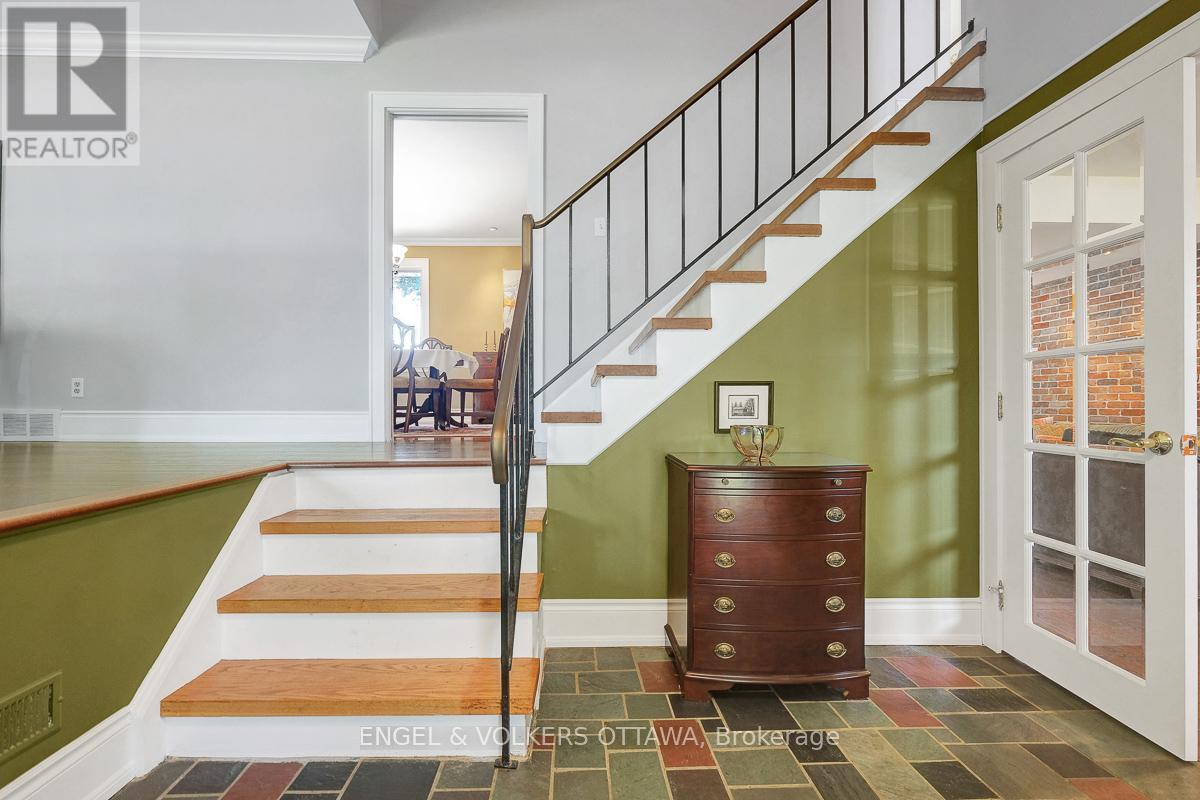 3 Mohawk Crescent, Ottawa, Ontario  K2H 7G7 - Photo 5 - X12422226
