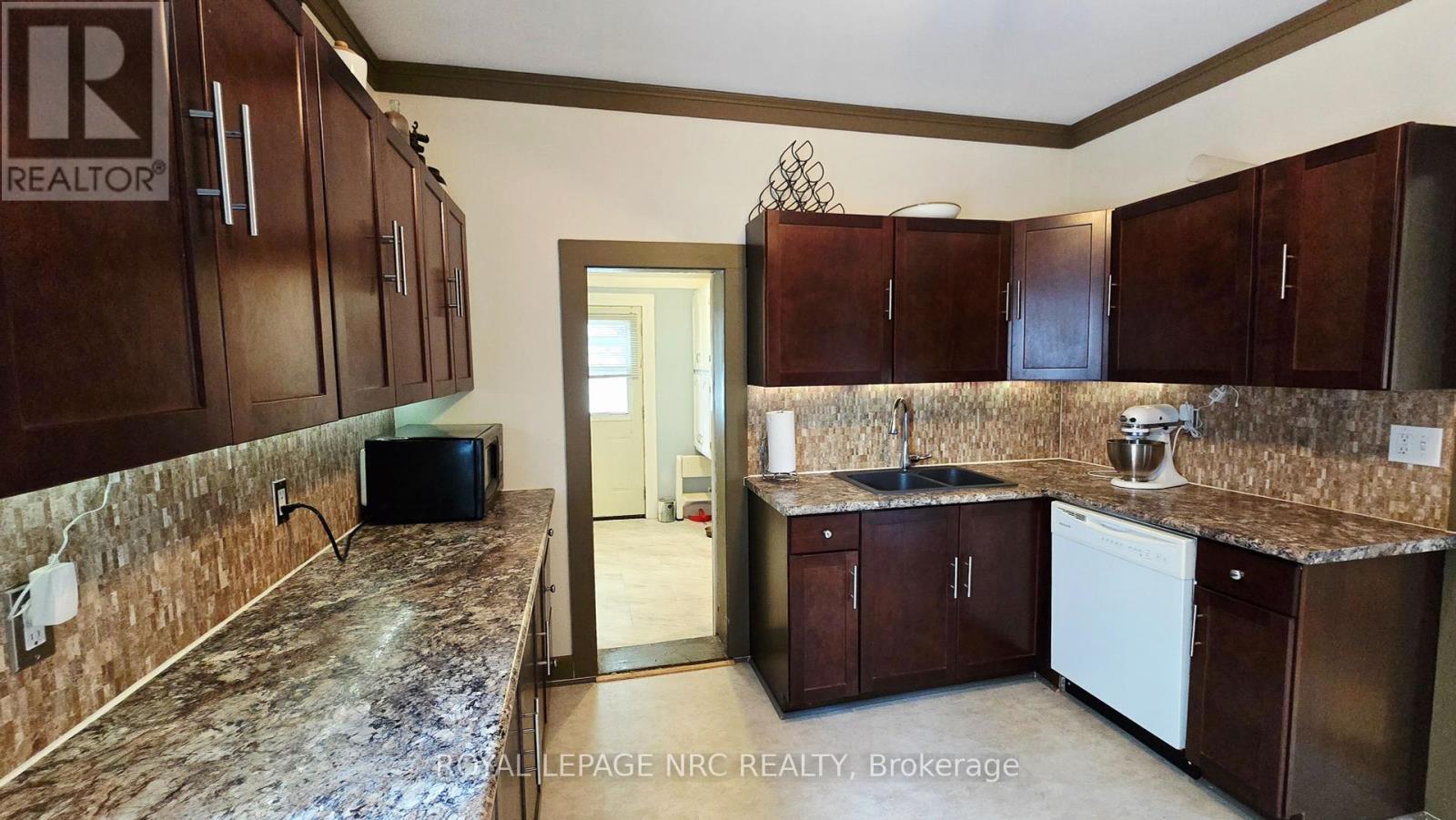 74 Delhi Street, Port Colborne, Ontario  L3K 3K8 - Photo 10 - X12422265
