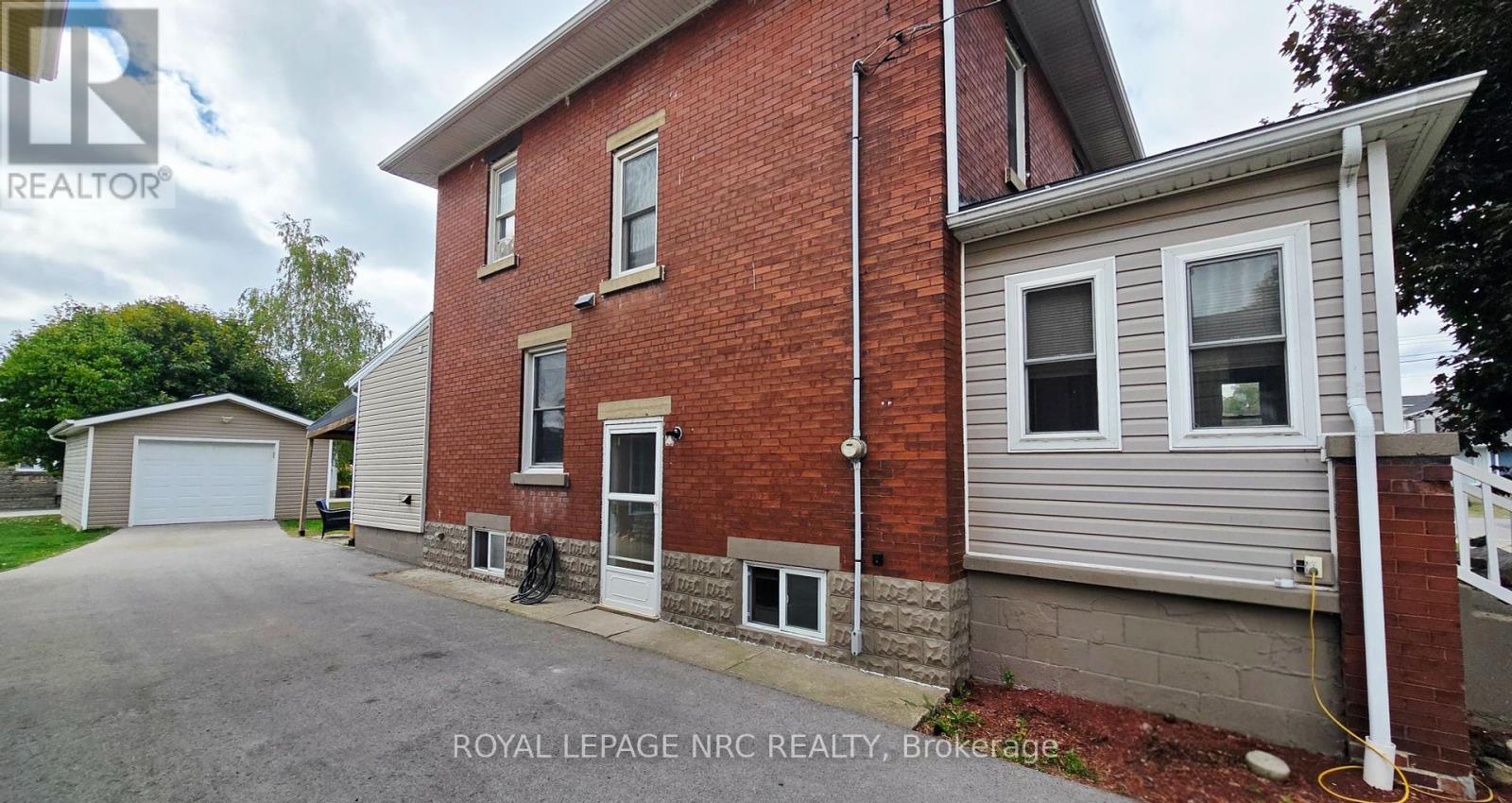 74 Delhi Street, Port Colborne, Ontario  L3K 3K8 - Photo 3 - X12422265