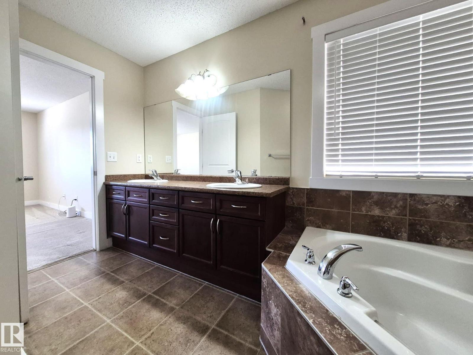8361 Shaske Cr Nw, Edmonton, Alberta  T6R 0B4 - Photo 42 - E4459095