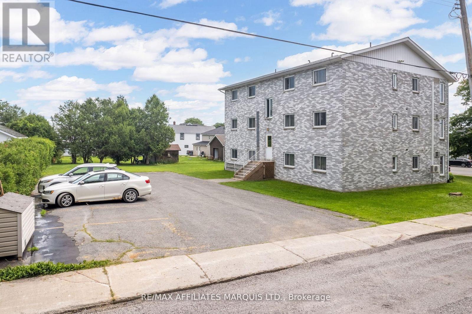 35 Lochiel Street E, North Glengarry, Ontario  K0C 1A0 - Photo 9 - X12422217