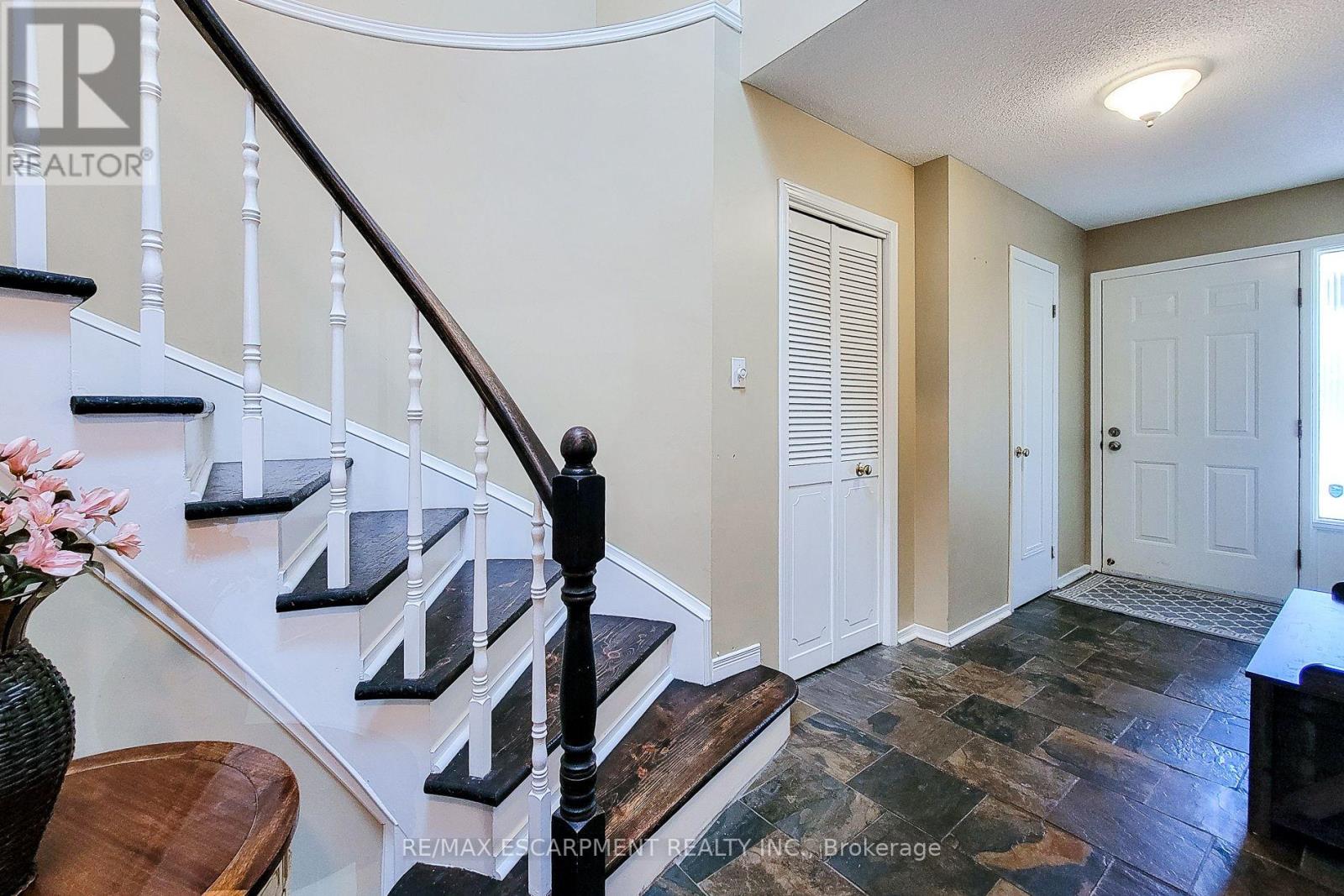 76 Baxter Crescent, Thorold, Ontario  L2V 4R6 - Photo 21 - X12422151