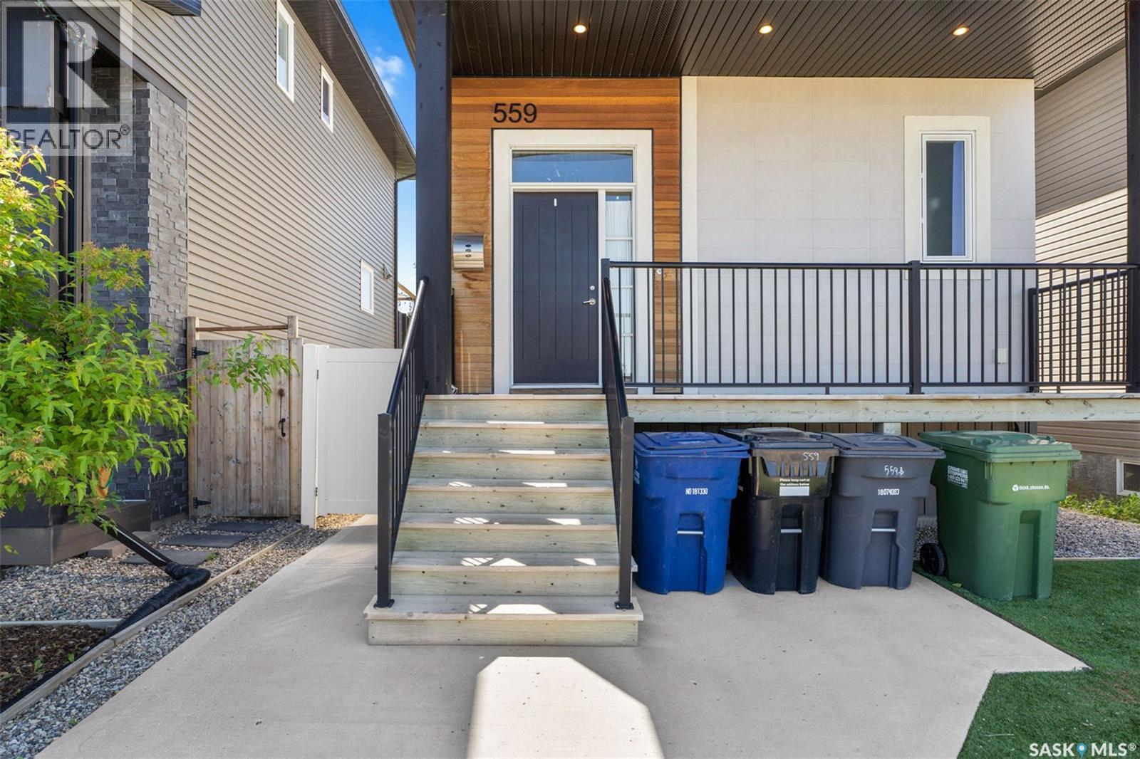 559 Kloppenburg Crescent, Saskatoon, Saskatchewan  S7S 1N1 - Photo 3 - SK019161