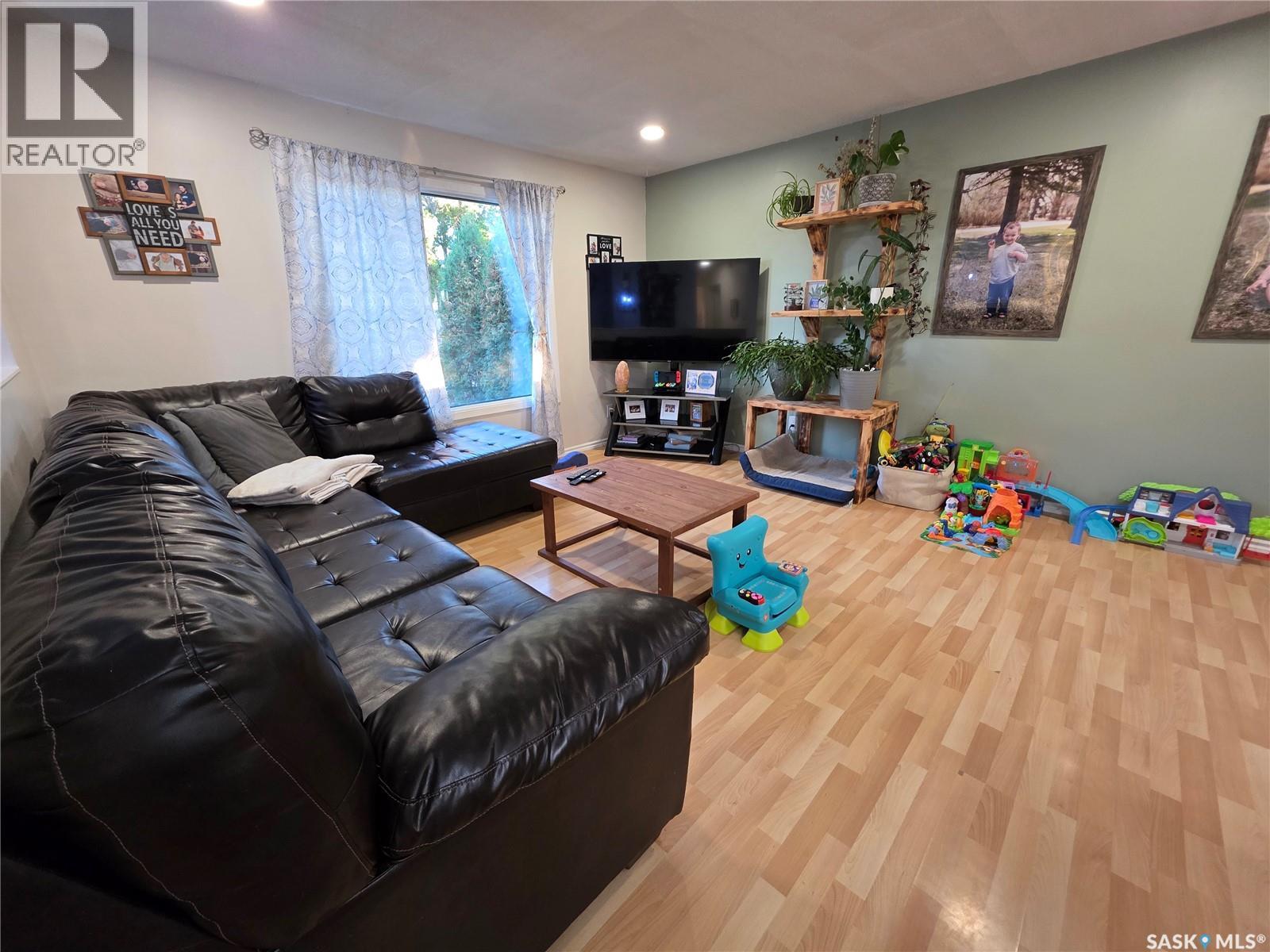 142 1st Avenue Sw, Swift Current, Saskatchewan  S9H 3H2 - Photo 2 - SK019118
