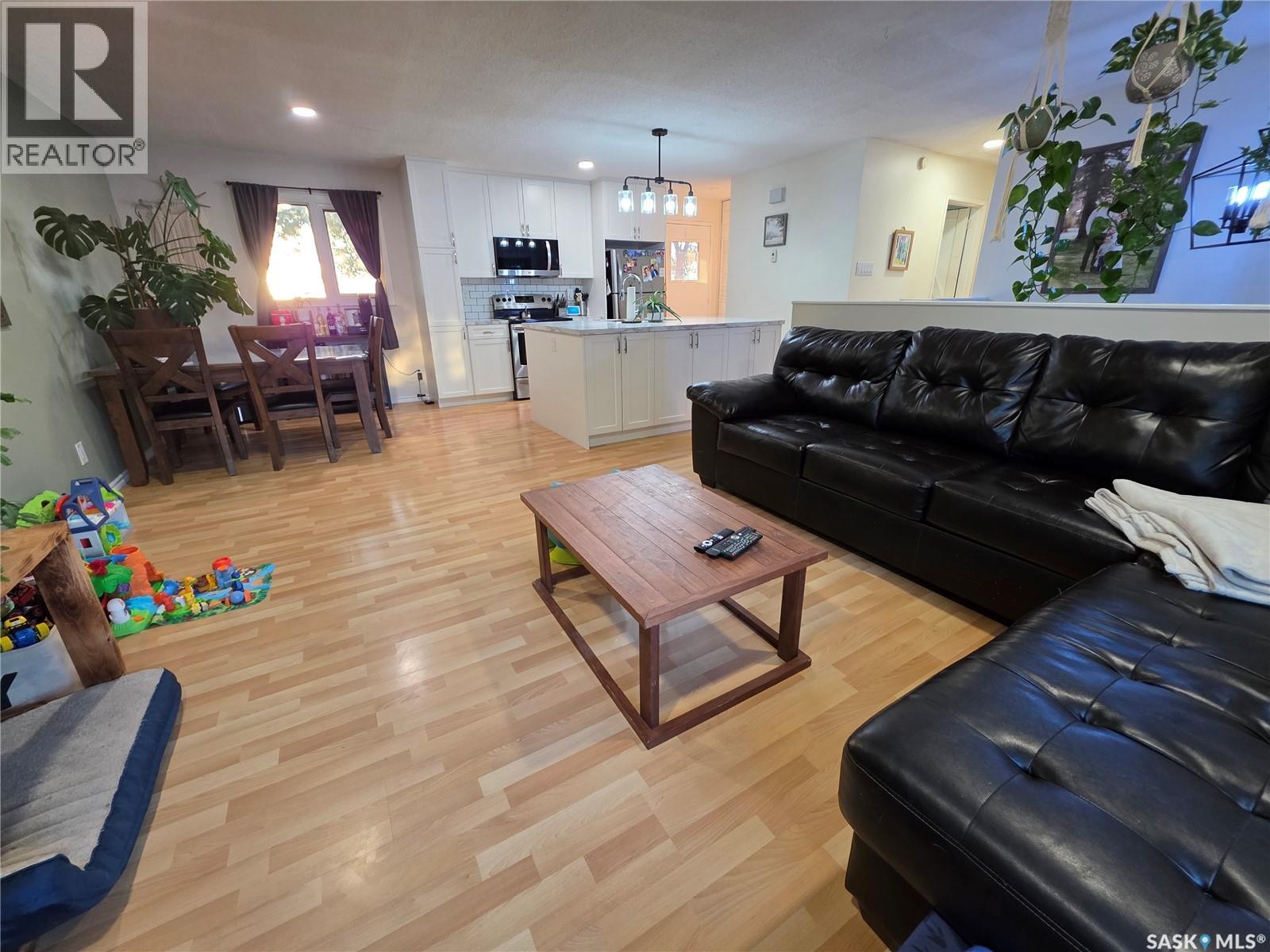 142 1st Avenue Sw, Swift Current, Saskatchewan  S9H 3H2 - Photo 3 - SK019118