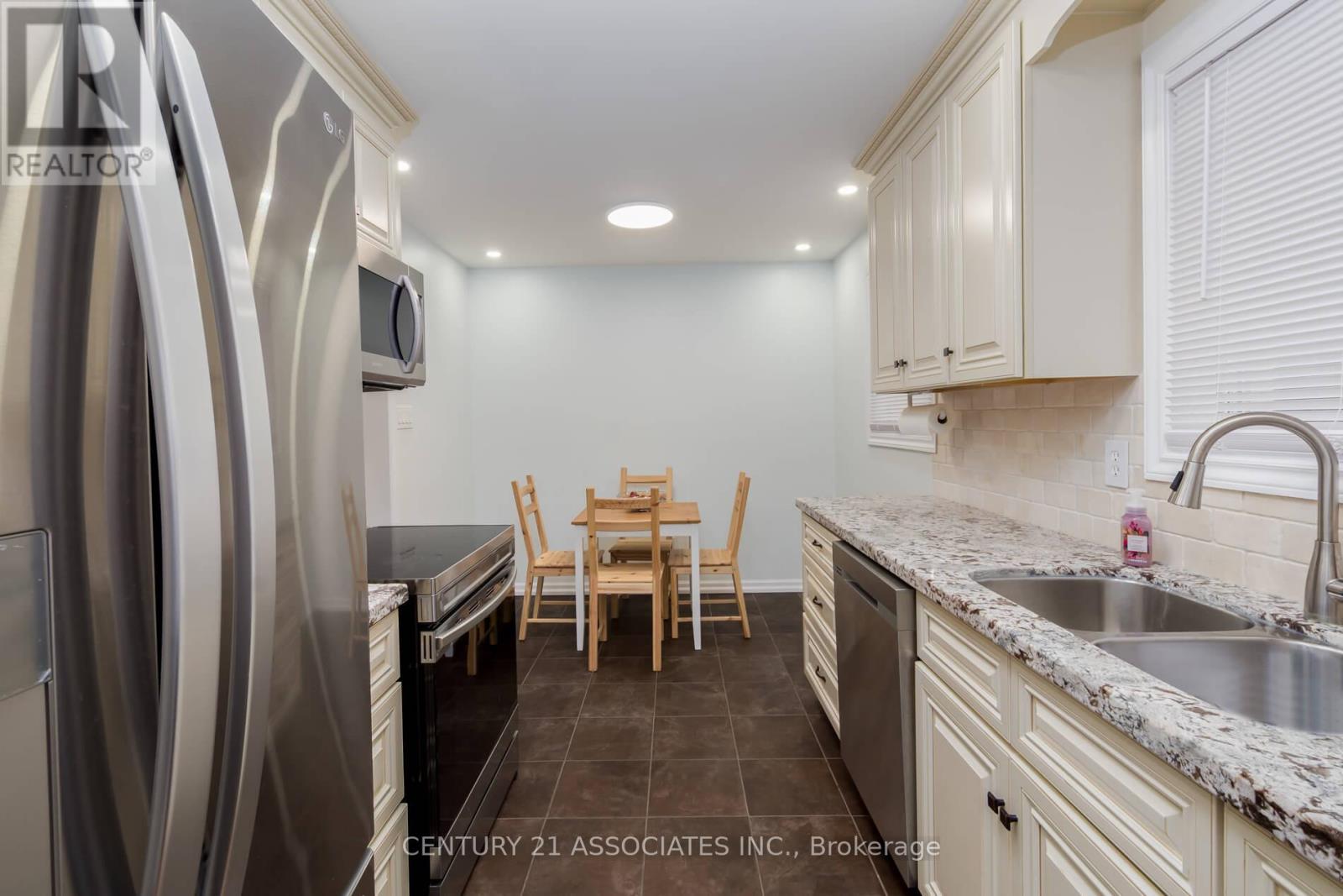 3158 Harris Crescent, Mississauga, Ontario  L5N 4Y5 - Photo 12 - W12421932