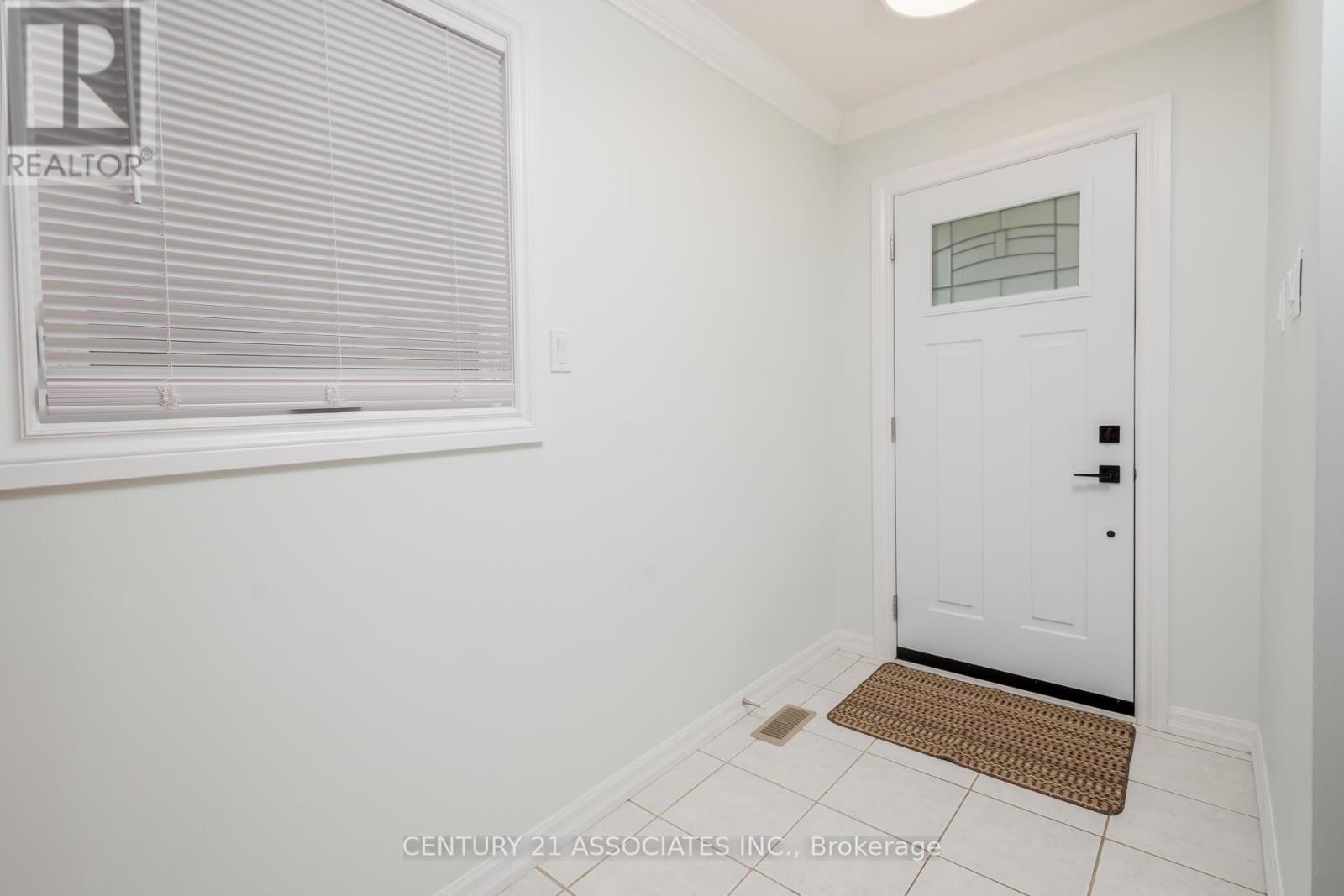 3158 Harris Crescent, Mississauga, Ontario  L5N 4Y5 - Photo 3 - W12421932