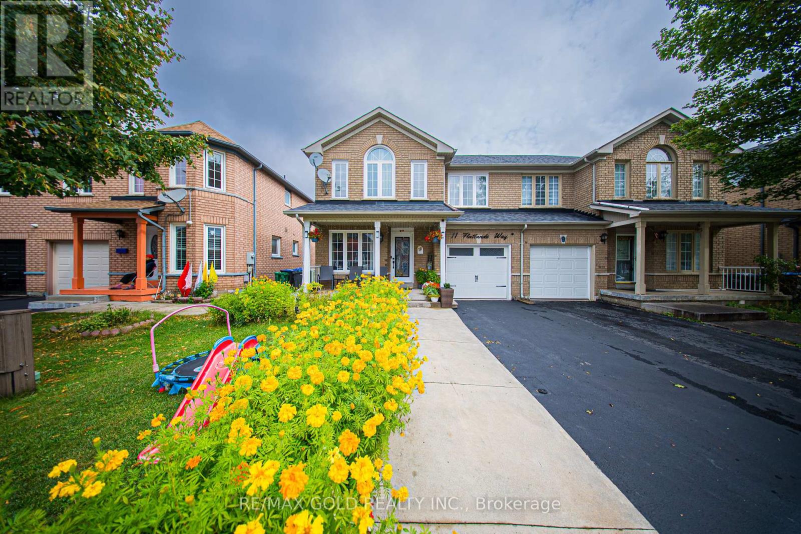 11 Flatlands Way, Brampton, Ontario  L6R 2B5 - Photo 2 - W12421393
