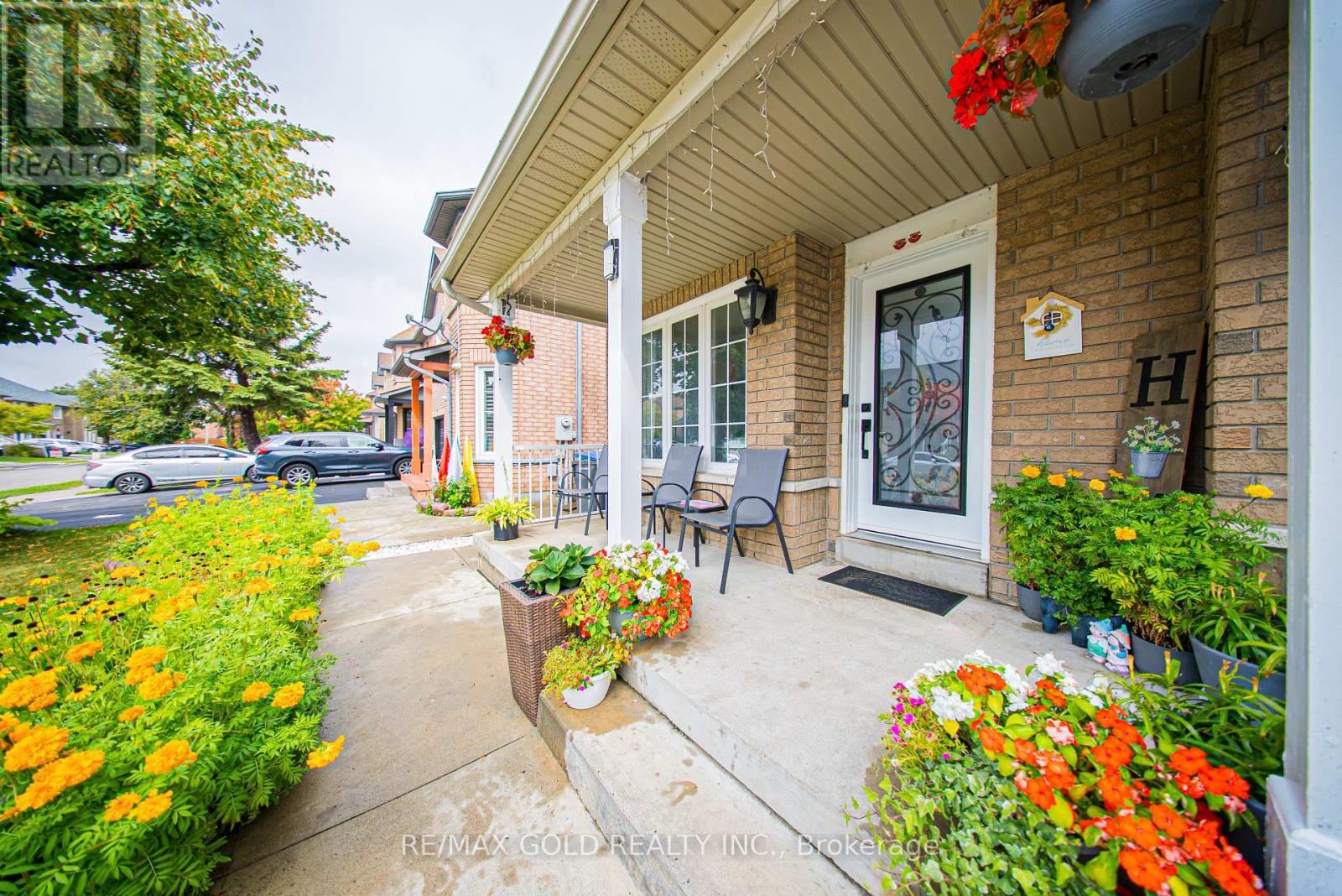 11 Flatlands Way, Brampton, Ontario  L6R 2B5 - Photo 3 - W12421393