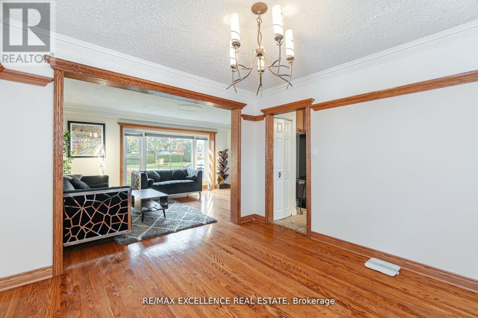 11 Crawley Drive, Brampton (Avondale), Ontario  L6T 2R6 - Photo 10 - W12422184