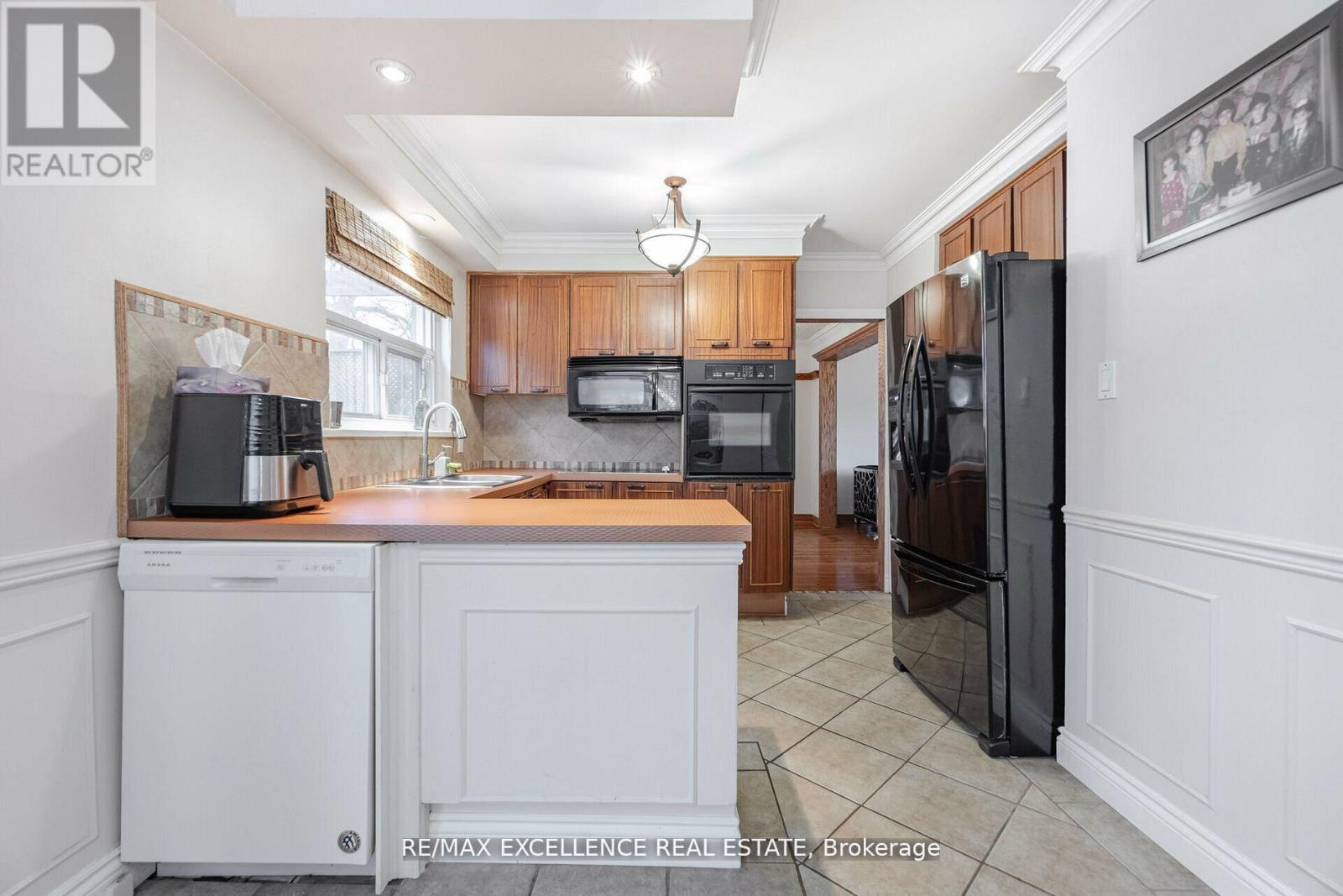 11 Crawley Drive, Brampton (Avondale), Ontario  L6T 2R6 - Photo 11 - W12422184