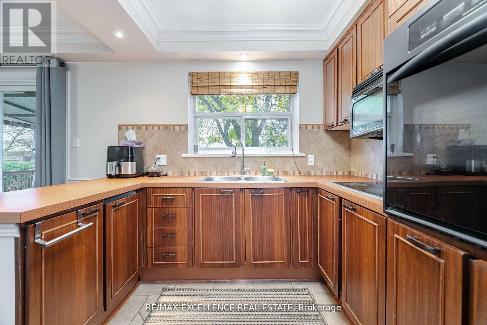 11 Crawley Drive, Brampton (Avondale), Ontario  L6T 2R6 - Photo 12 - W12422184