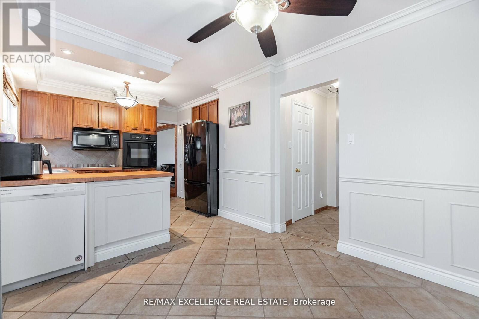 11 Crawley Drive, Brampton (Avondale), Ontario  L6T 2R6 - Photo 15 - W12422184