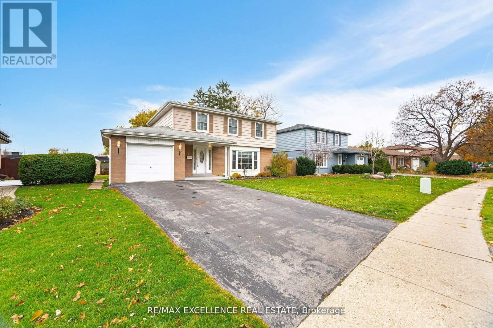 11 Crawley Drive, Brampton (Avondale), Ontario  L6T 2R6 - Photo 2 - W12422184