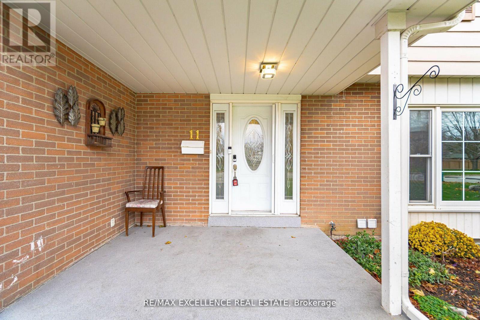 11 Crawley Drive, Brampton (Avondale), Ontario  L6T 2R6 - Photo 3 - W12422184
