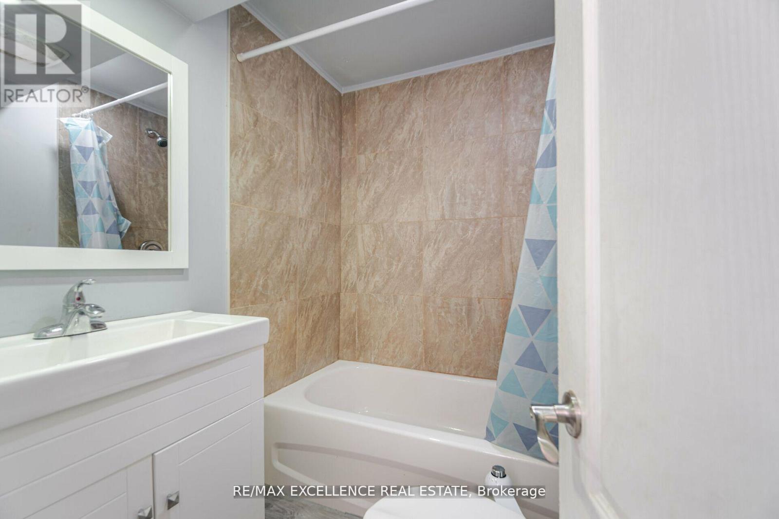11 Crawley Drive, Brampton (Avondale), Ontario  L6T 2R6 - Photo 36 - W12422184