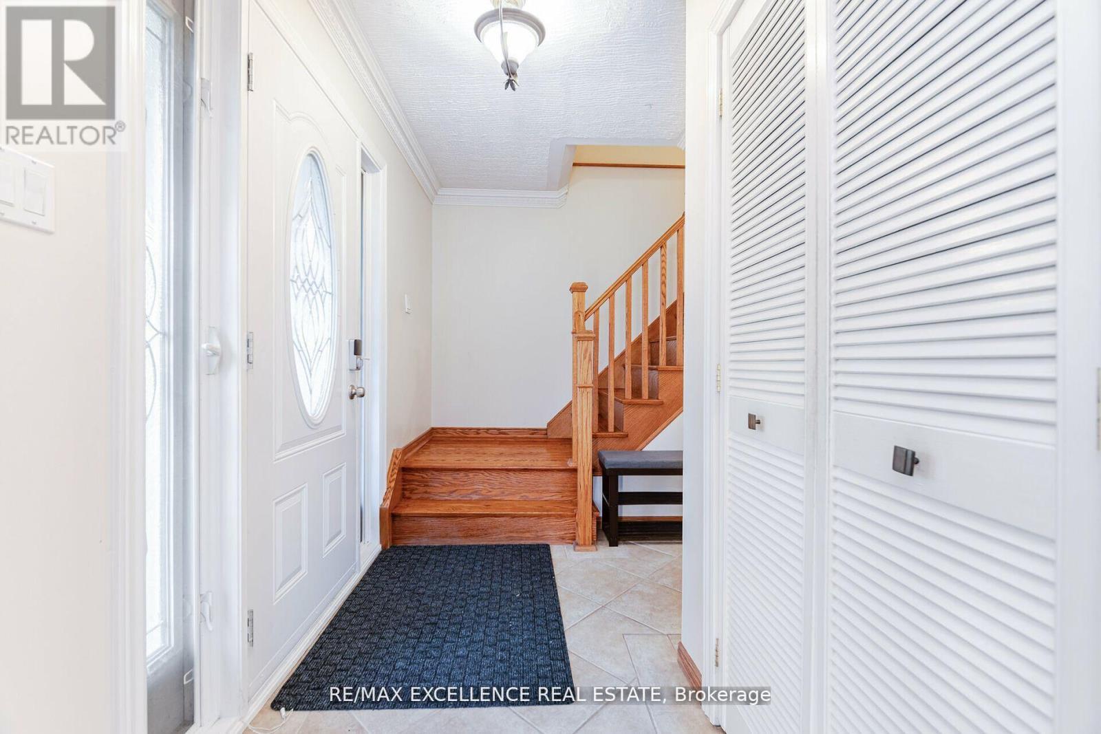 11 Crawley Drive, Brampton (Avondale), Ontario  L6T 2R6 - Photo 4 - W12422184
