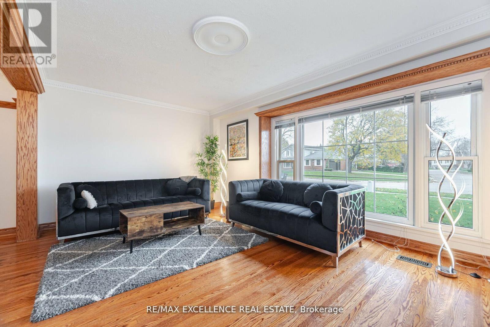 11 Crawley Drive, Brampton (Avondale), Ontario  L6T 2R6 - Photo 6 - W12422184