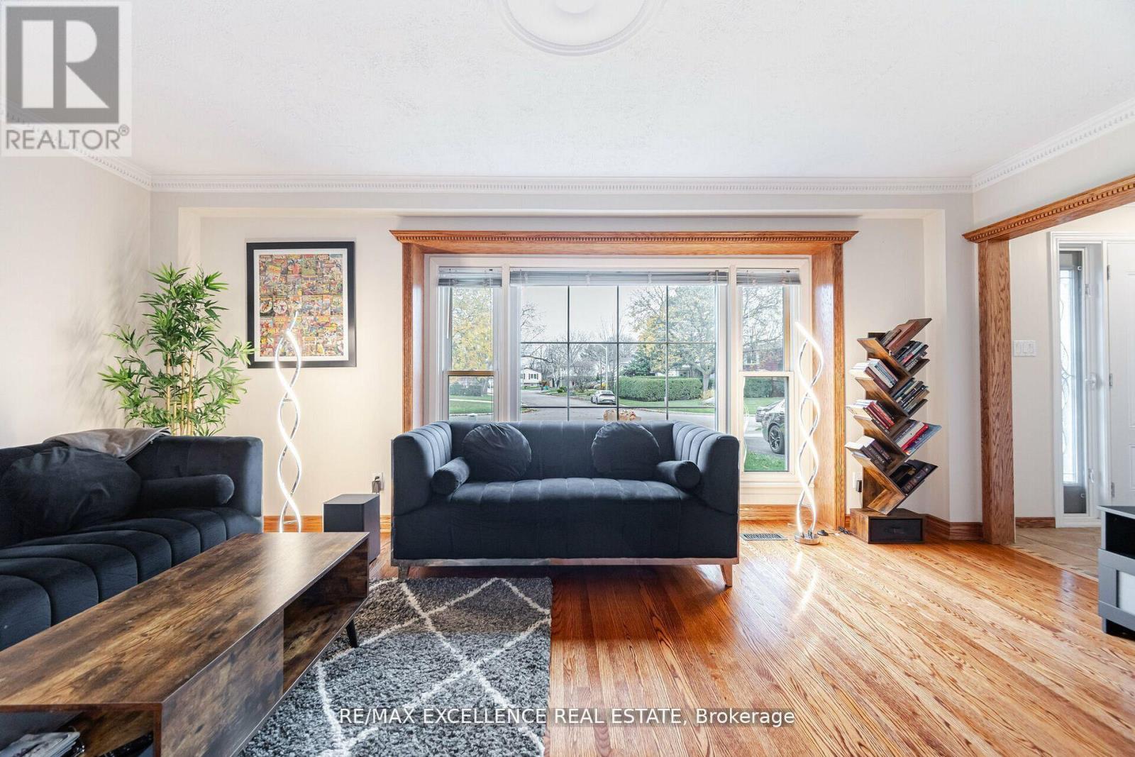 11 Crawley Drive, Brampton (Avondale), Ontario  L6T 2R6 - Photo 7 - W12422184