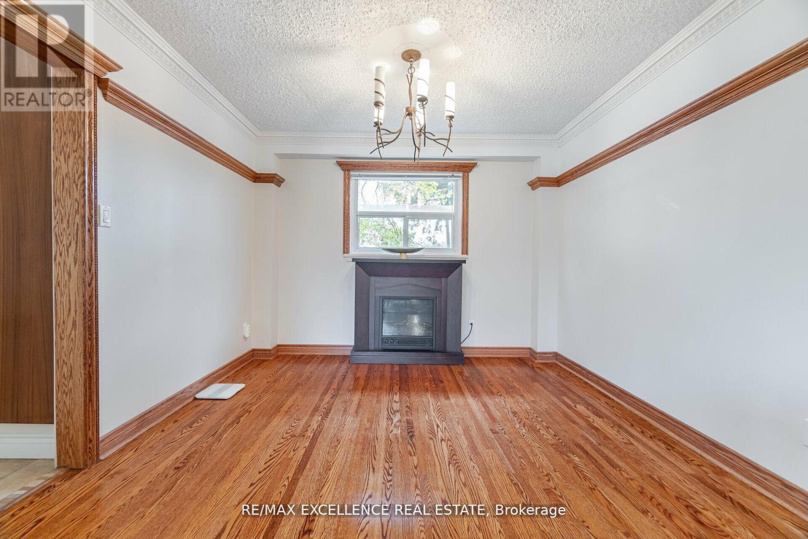11 Crawley Drive, Brampton (Avondale), Ontario  L6T 2R6 - Photo 9 - W12422184