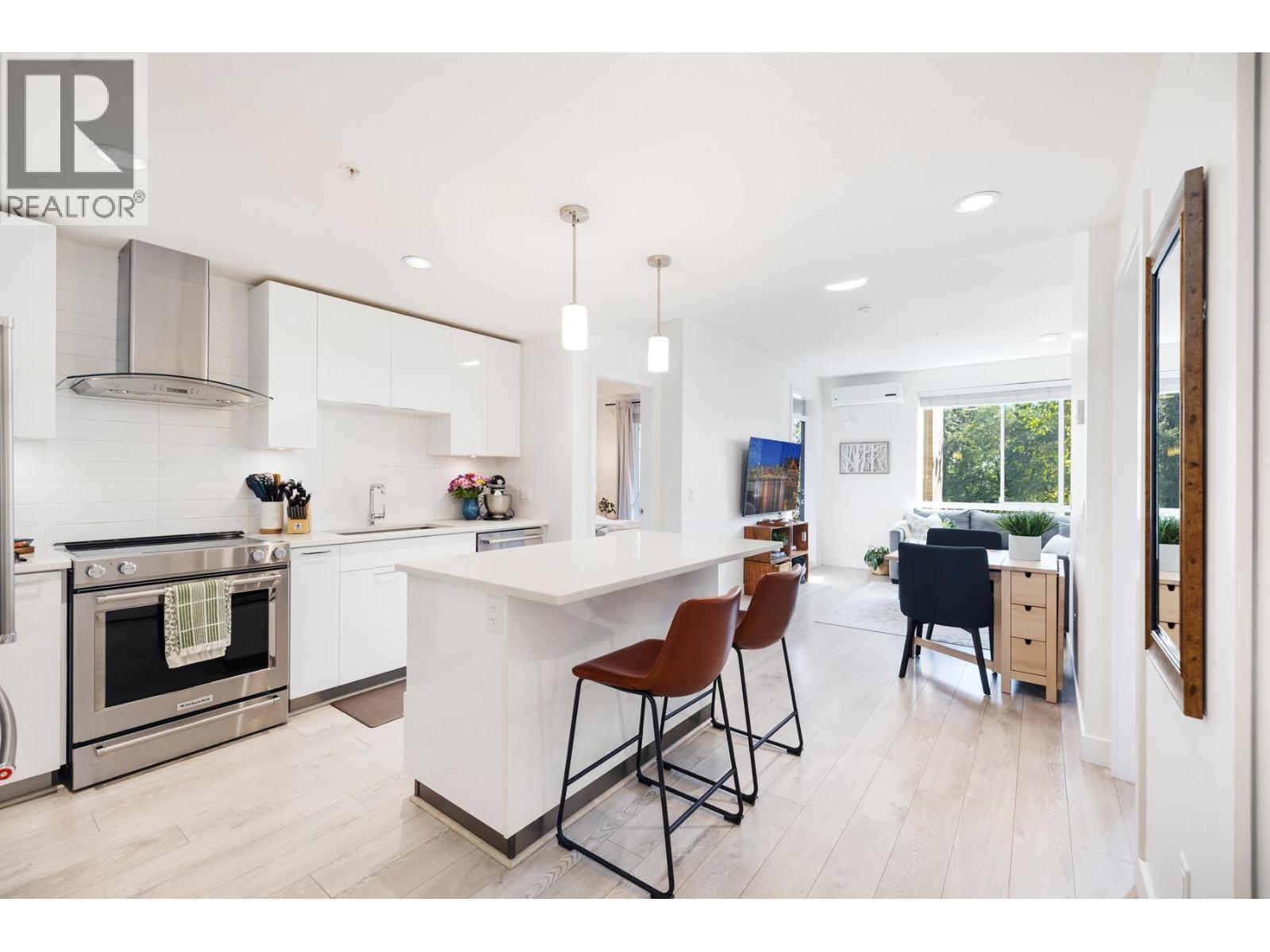 213 719 W 3RD STREET, North Vancouver, British Columbia