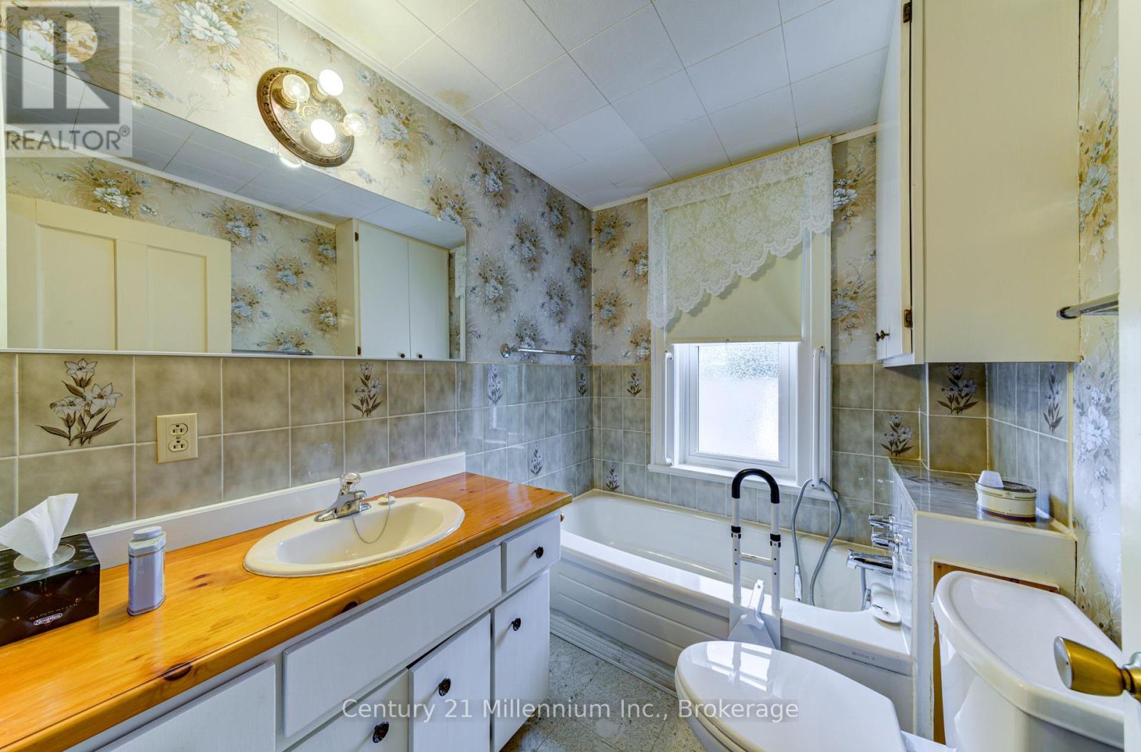 47 Pearson Street, Meaford, Ontario  N4L 1K7 - Photo 24 - X12380596