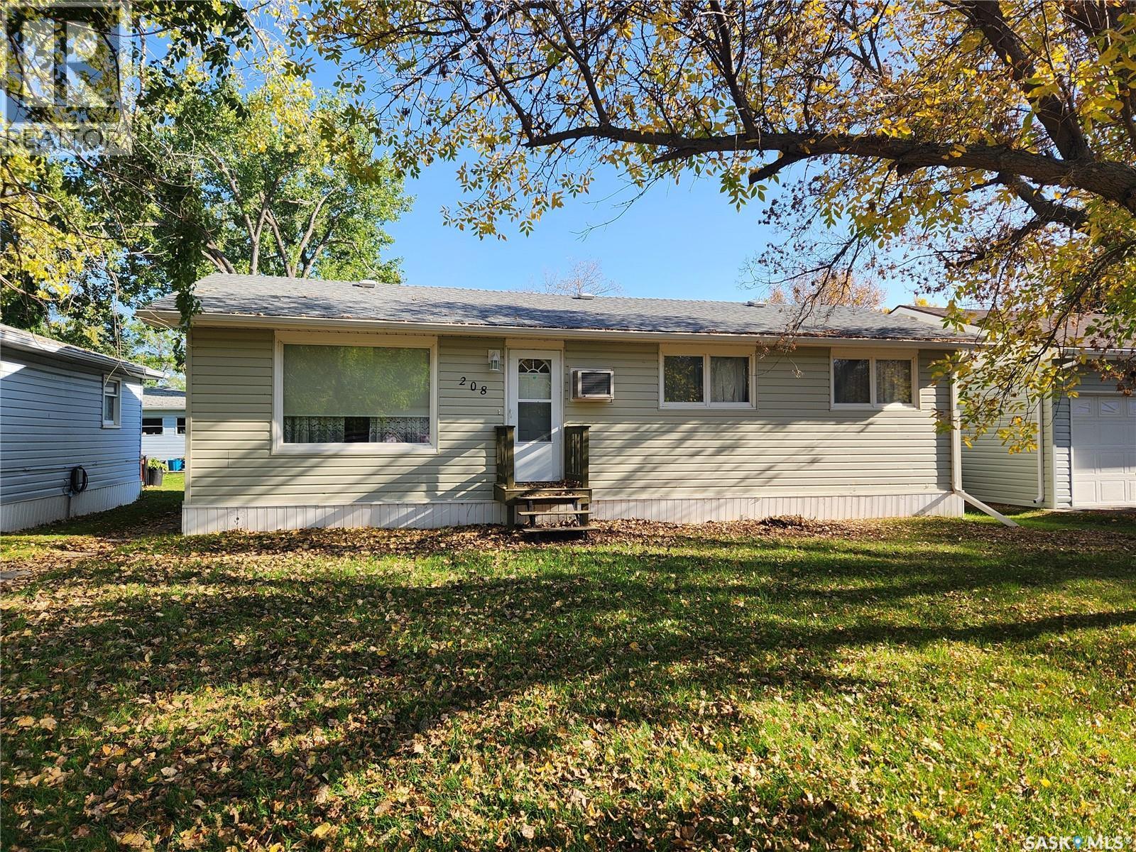 208 2nd Avenue E, Lampman, Saskatchewan  S0C 1N0 - Photo 1 - SK019060