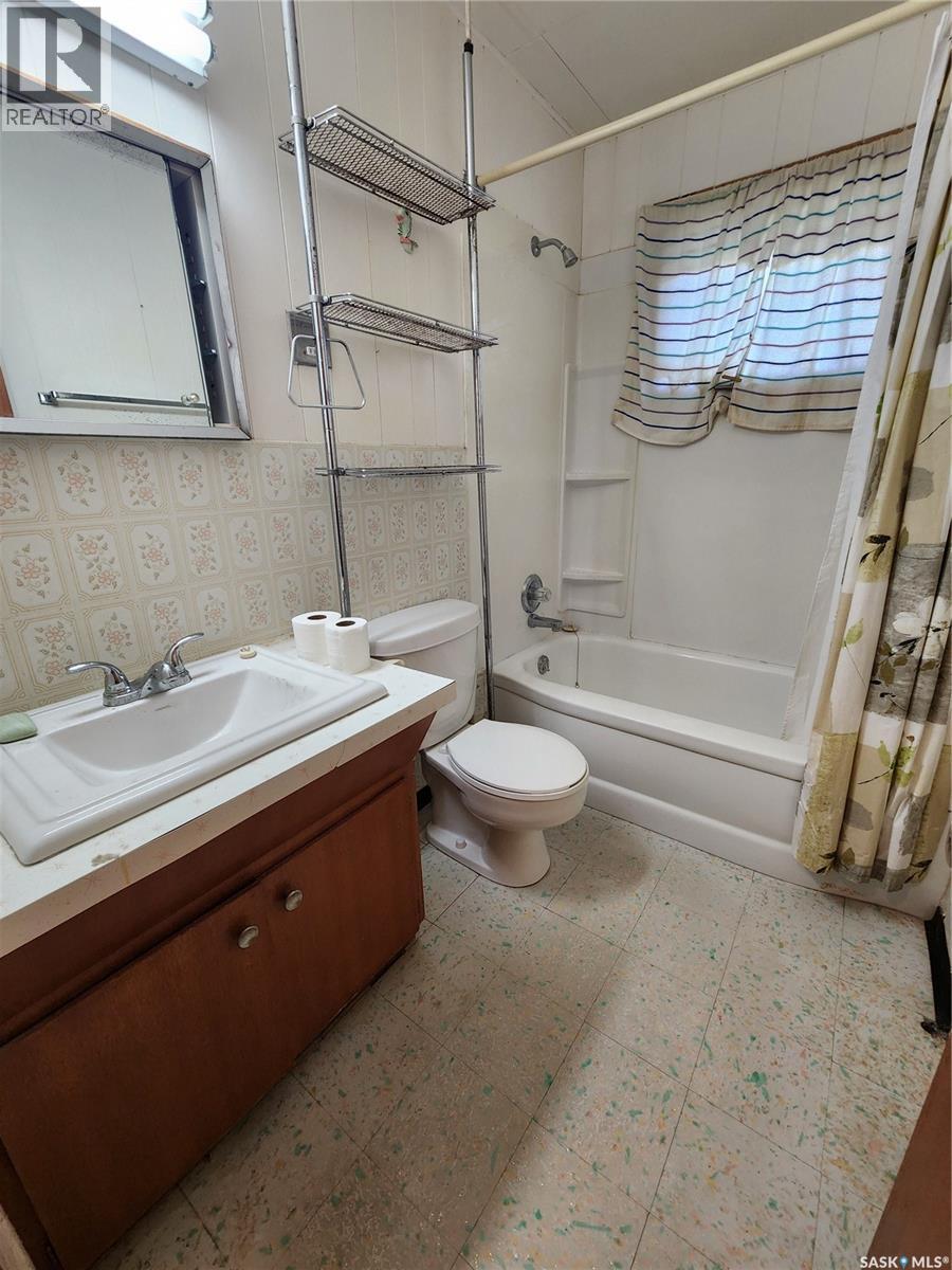 208 2nd Avenue E, Lampman, Saskatchewan  S0C 1N0 - Photo 13 - SK019060