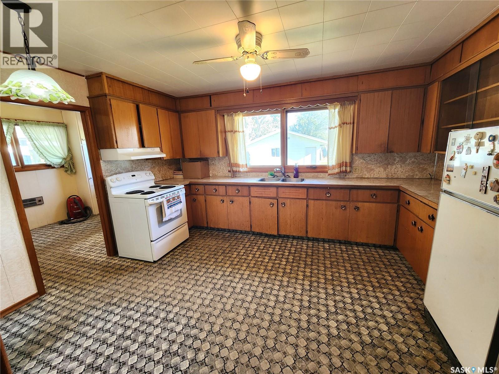 208 2nd Avenue E, Lampman, Saskatchewan  S0C 1N0 - Photo 7 - SK019060