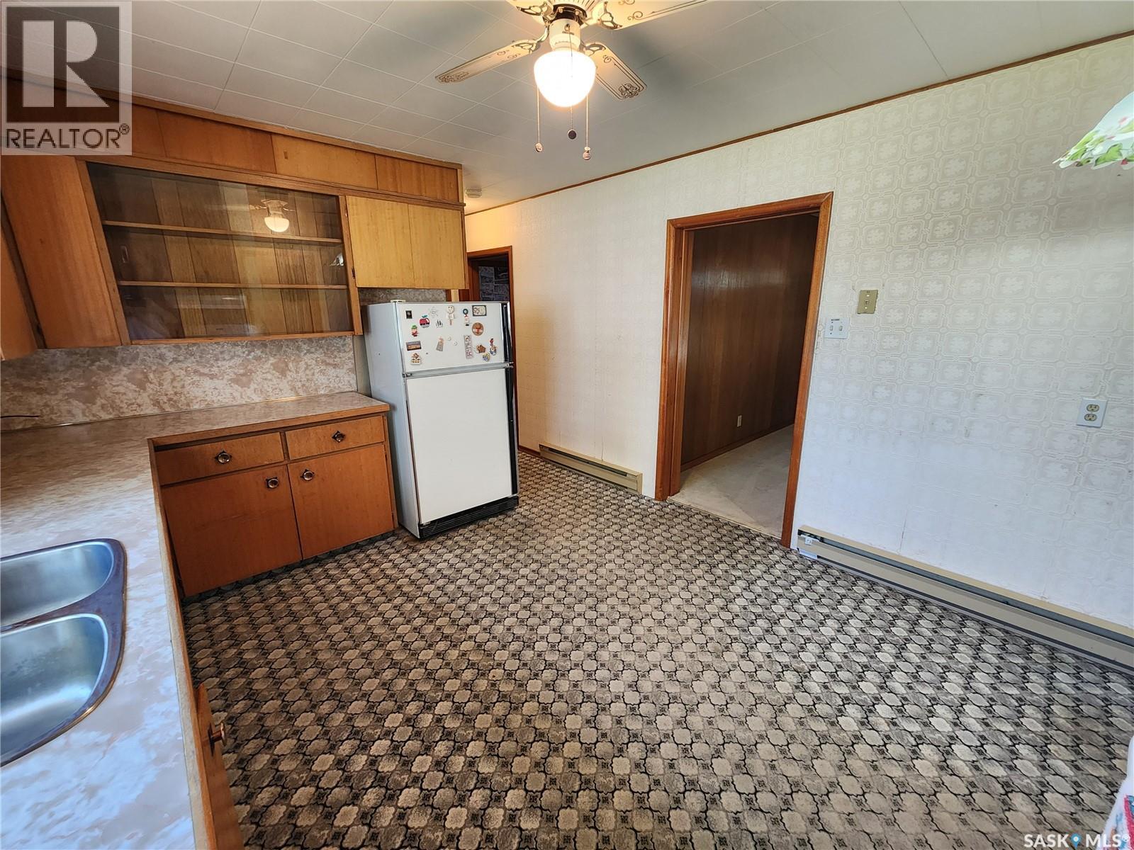 208 2nd Avenue E, Lampman, Saskatchewan  S0C 1N0 - Photo 8 - SK019060