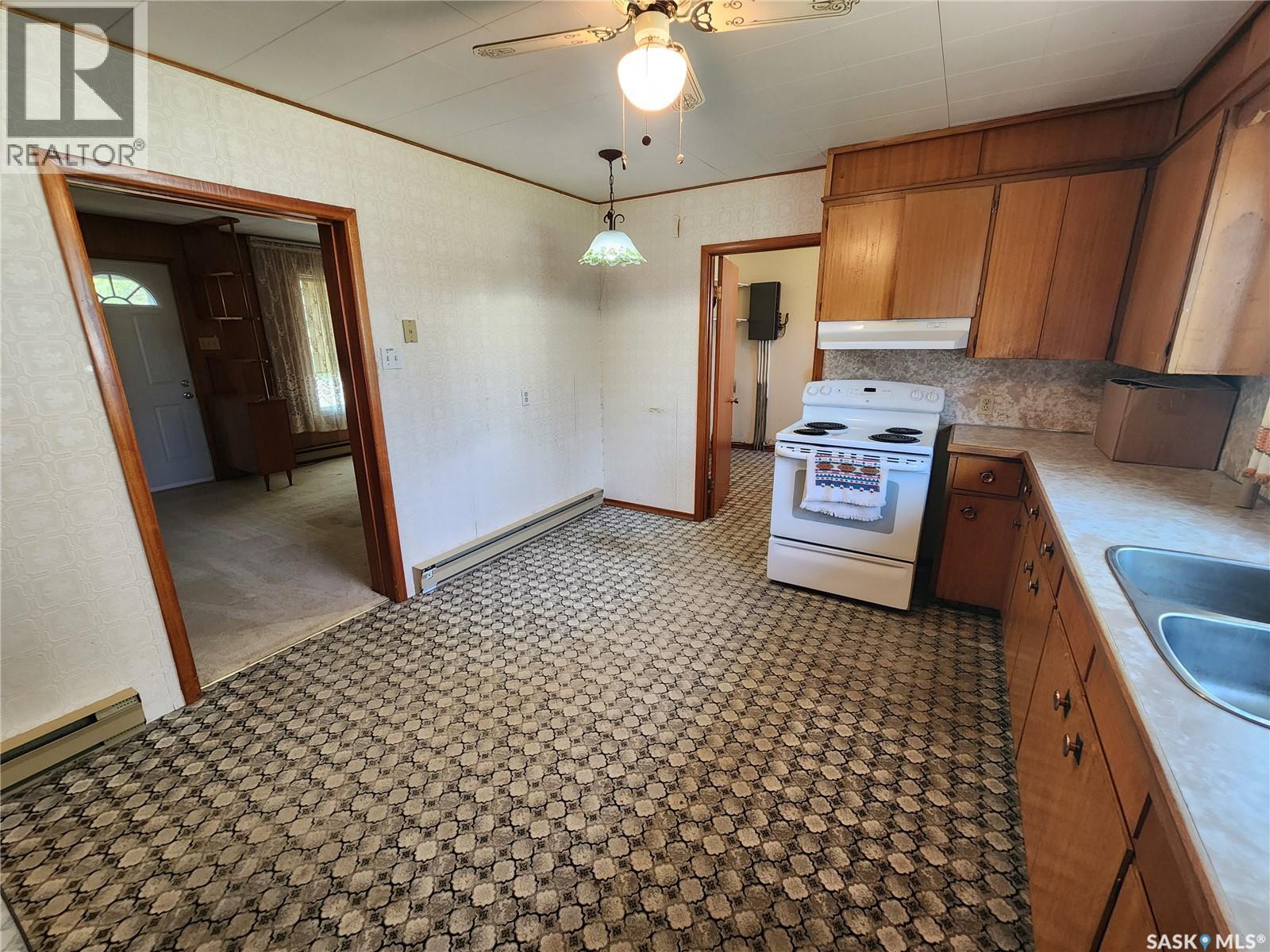 208 2nd Avenue E, Lampman, Saskatchewan  S0C 1N0 - Photo 9 - SK019060