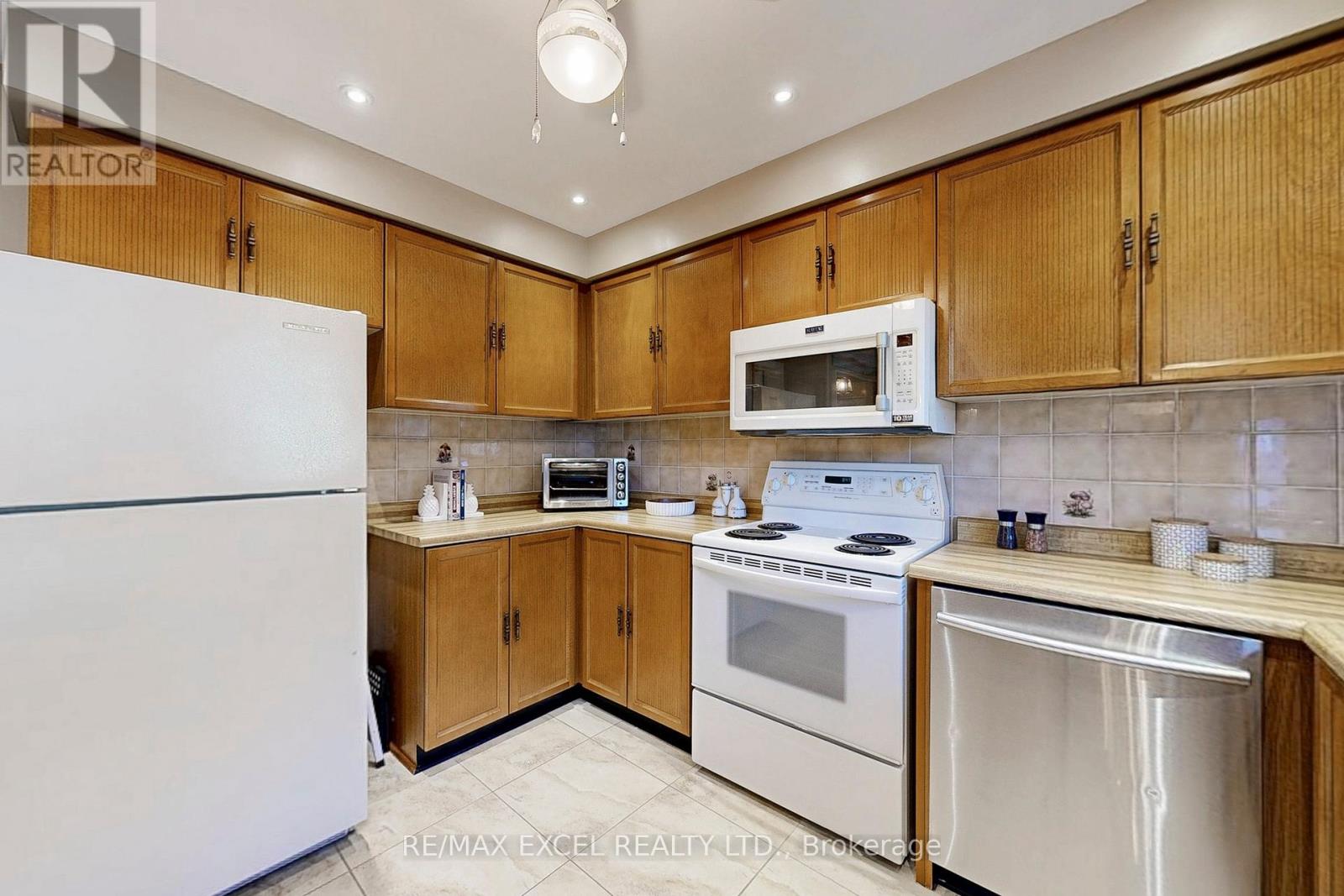 24 Lehman Crescent, Markham (Markham Village), Ontario  L3P 5X1 - Photo 11 - N12422327