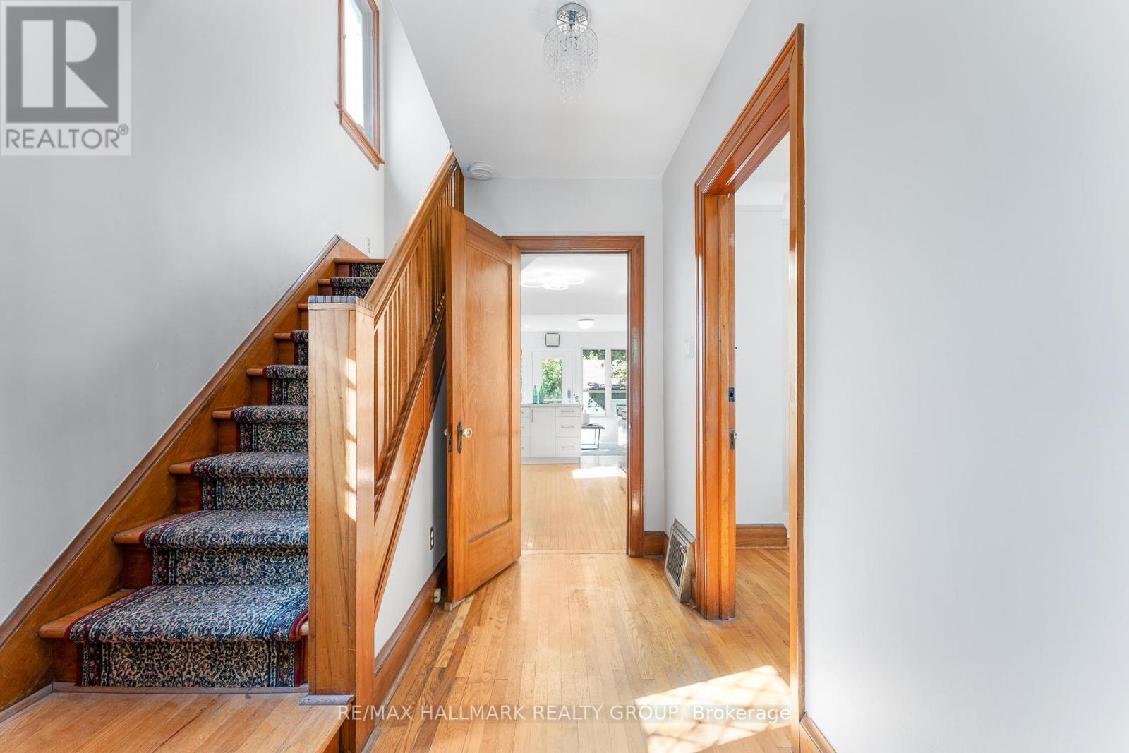 242 Harmer Avenue S, Ottawa, Ontario  K1Y 0V6 - Photo 3 - X12422390