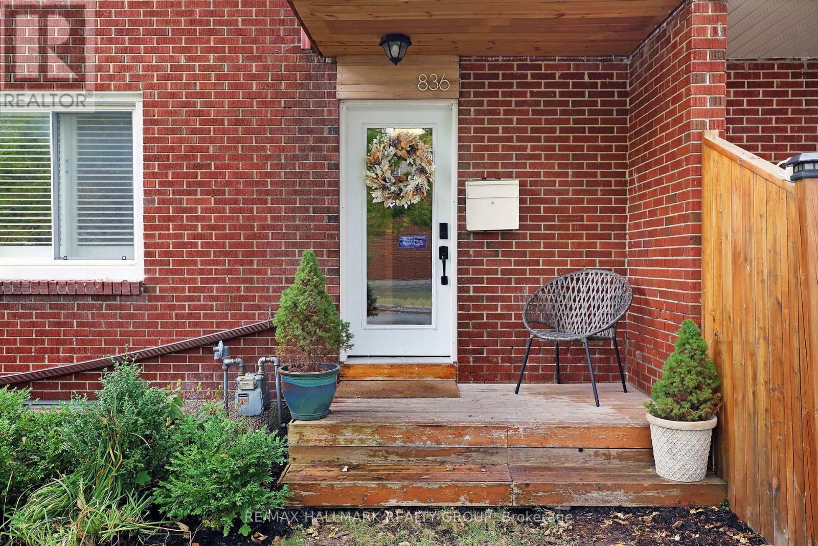 836 Borthwick Avenue, Ottawa, Ontario  K1K 2M8 - Photo 2 - X12422453