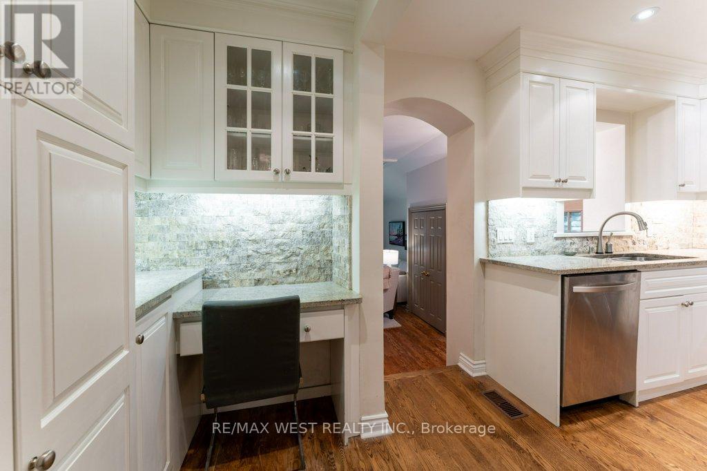 6 Kingsgrove Boulevard, Toronto, Ontario  M8X 1N3 - Photo 10 - W12422321