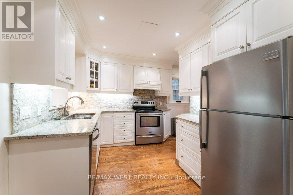 6 Kingsgrove Boulevard, Toronto, Ontario  M8X 1N3 - Photo 11 - W12422321