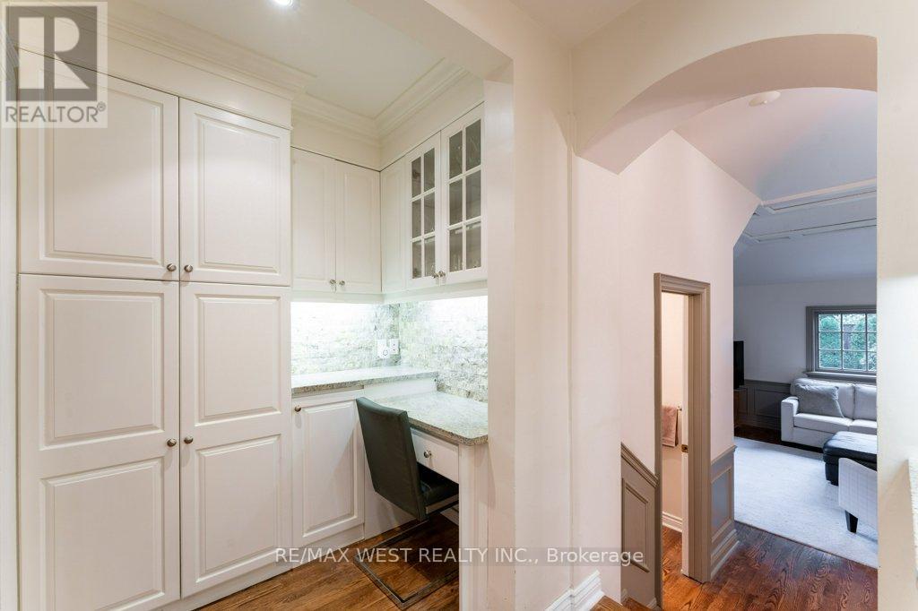 6 Kingsgrove Boulevard, Toronto, Ontario  M8X 1N3 - Photo 12 - W12422321