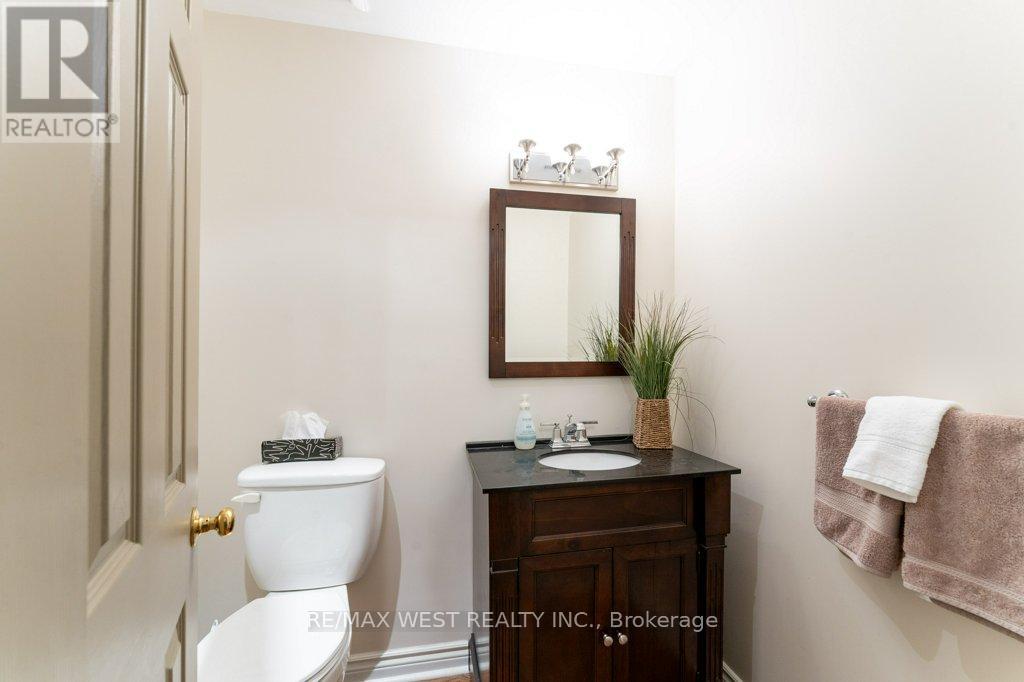 6 Kingsgrove Boulevard, Toronto, Ontario  M8X 1N3 - Photo 13 - W12422321