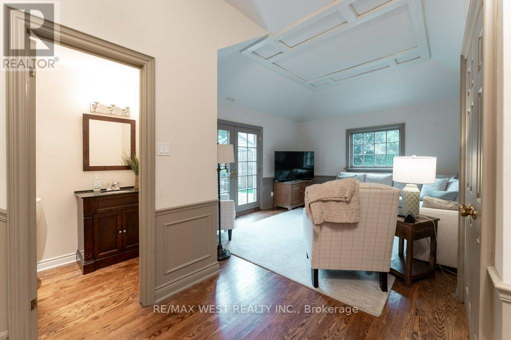 6 Kingsgrove Boulevard, Toronto, Ontario  M8X 1N3 - Photo 15 - W12422321