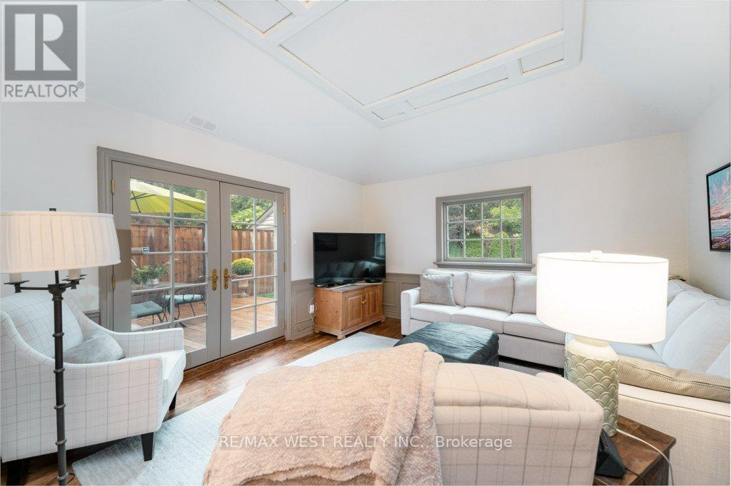 6 Kingsgrove Boulevard, Toronto, Ontario  M8X 1N3 - Photo 16 - W12422321