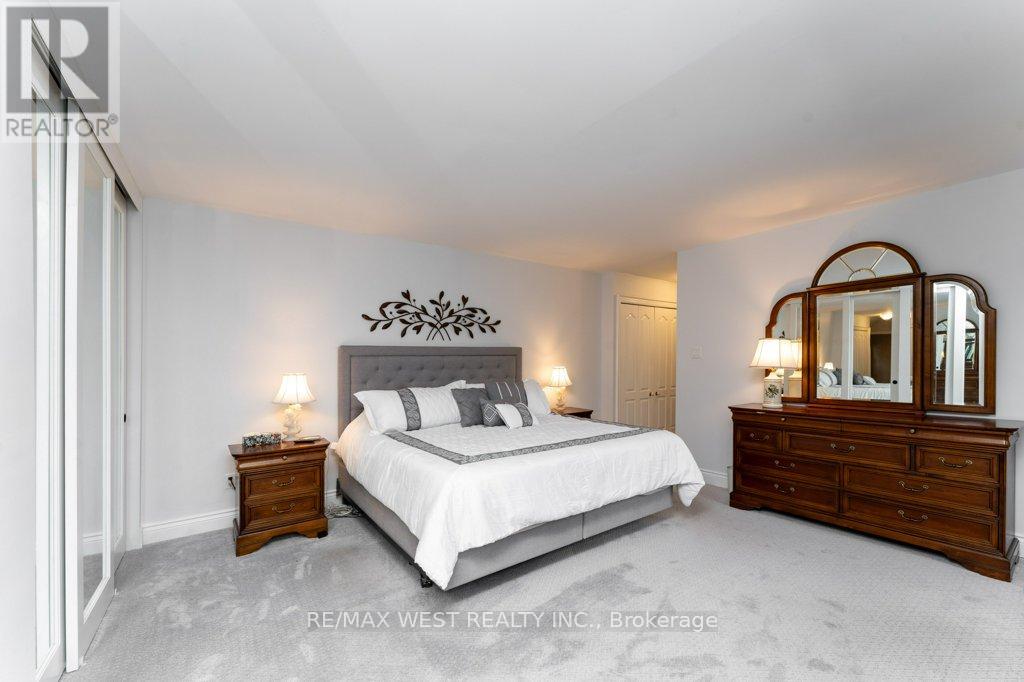 6 Kingsgrove Boulevard, Toronto, Ontario  M8X 1N3 - Photo 18 - W12422321