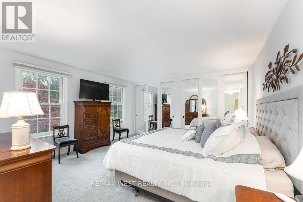 6 Kingsgrove Boulevard, Toronto, Ontario  M8X 1N3 - Photo 19 - W12422321