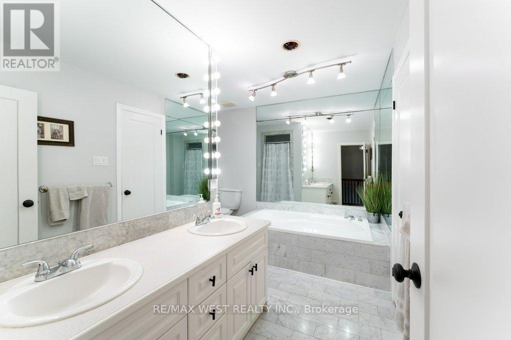 6 Kingsgrove Boulevard, Toronto, Ontario  M8X 1N3 - Photo 21 - W12422321