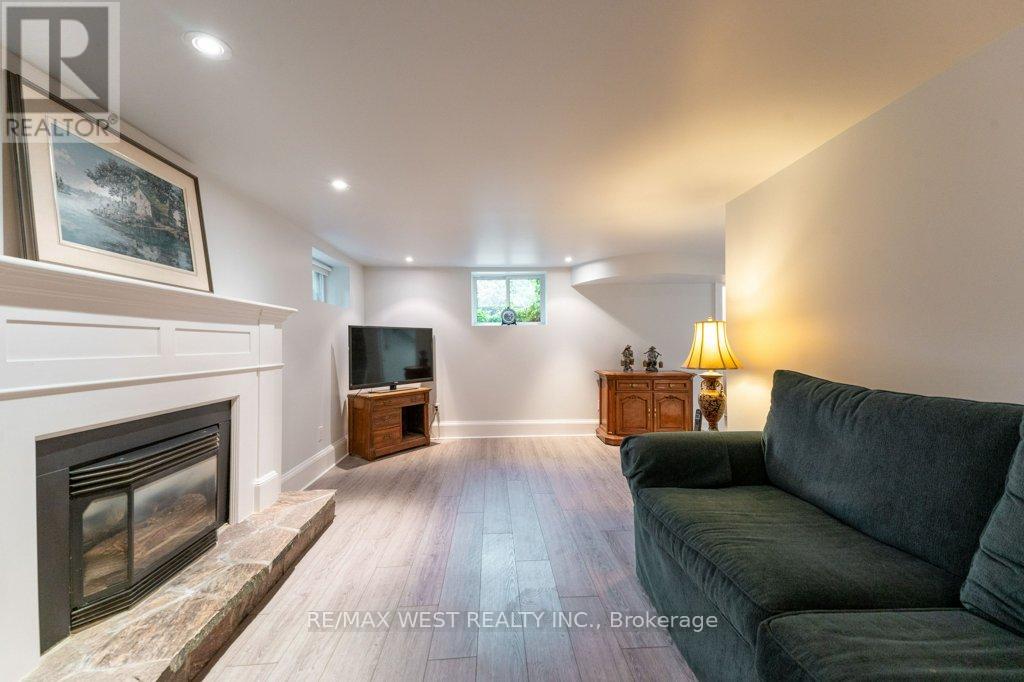 6 Kingsgrove Boulevard, Toronto, Ontario  M8X 1N3 - Photo 25 - W12422321
