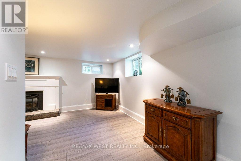 6 Kingsgrove Boulevard, Toronto, Ontario  M8X 1N3 - Photo 26 - W12422321