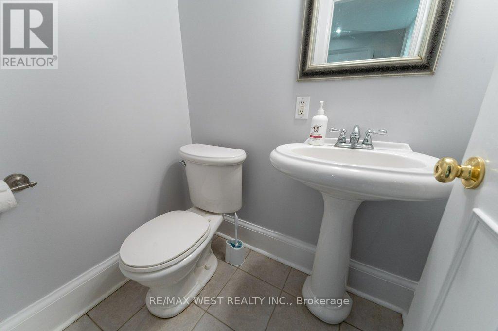 6 Kingsgrove Boulevard, Toronto, Ontario  M8X 1N3 - Photo 27 - W12422321